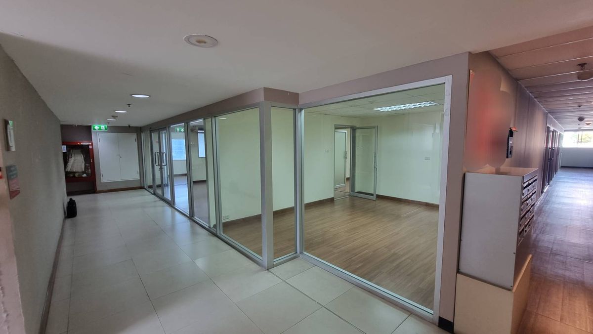 For RentOfficeSukhumvit, Asoke, Thonglor : BTS BTS Ashok Office, Size 91 sq.m., price 540 baht per meter, 20th floor, can enter the building 24 hours. The staff can use the fitness swimming pool 
 
