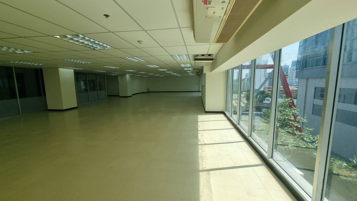 For RentOfficeSukhumvit, Asoke, Thonglor : BTS BTS BTS, 256 sq.m., 630 baht per meter, 8th floor, can enter the building 24 hours. Staff can use the fitness swimming pool  
