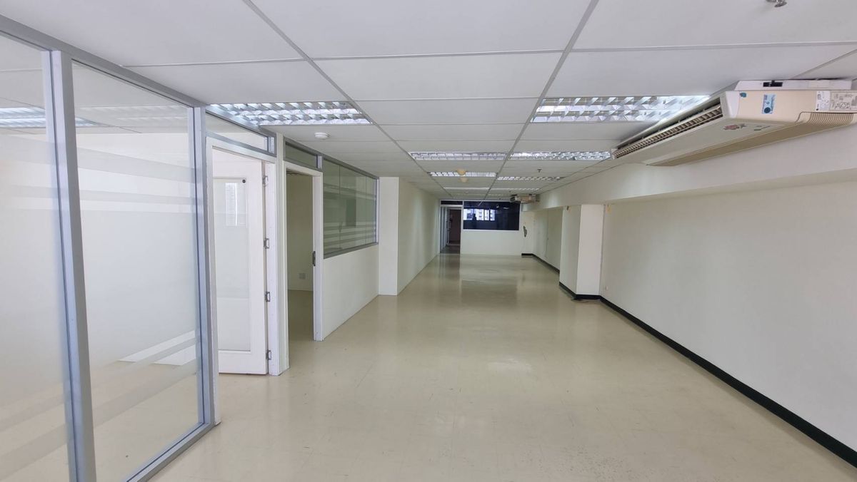 For RentOfficeSukhumvit, Asoke, Thonglor : For rent, BTS, Asoke, size 167 sq.m., price 480 baht per meter, 11th floor, can enter the building 24 hours. Staff can use the fitness swimming pool  