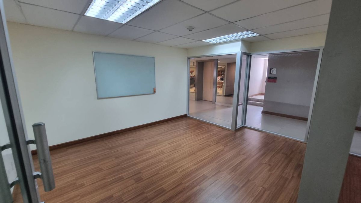 For RentOfficeSukhumvit, Asoke, Thonglor : BTS BTS Ashok Office, Size 91 sq.m., price 540 baht per meter, 20th floor, can enter the building 24 hours. The staff can use the fitness swimming pool  