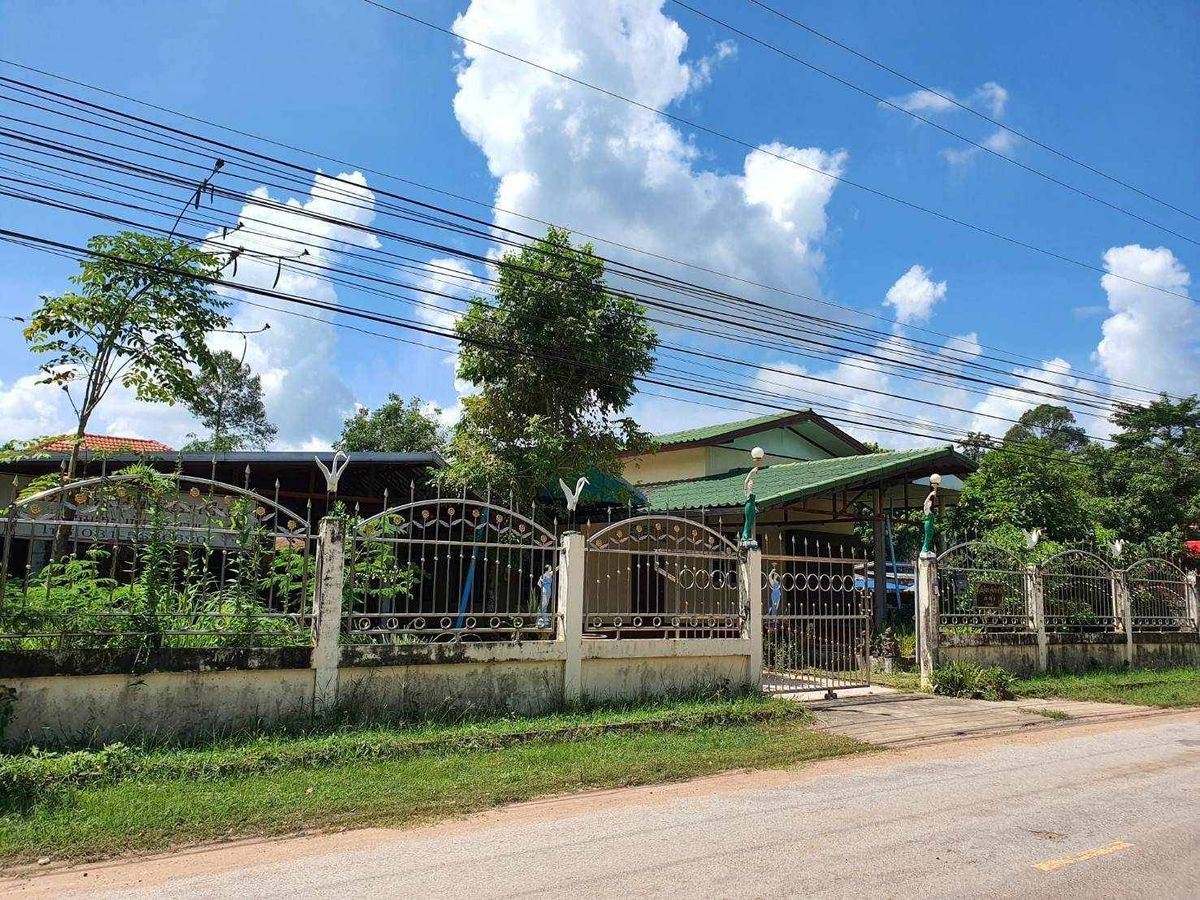 For SaleLandRoi Et : Selling very cheap !! Land with 2 houses, Golden location, Chiang Kwan District, Roi Et Province, near Roi Et, 13 km, near Robinson Airport.