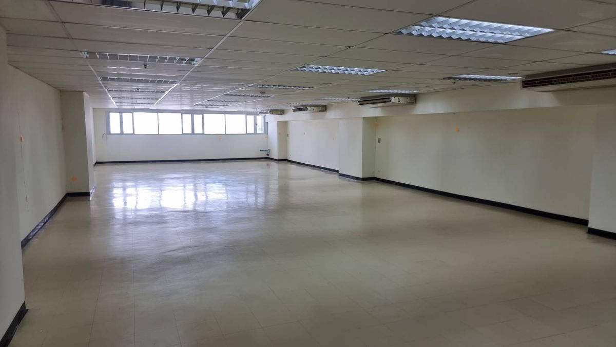 For RentOfficeSukhumvit, Asoke, Thonglor : BTS Asoke Office for rent, size 165.85 sq.m., price 665 baht per meter, 10th floor, can enter the building 24 hours. The staff can use the fitness swimming pool  