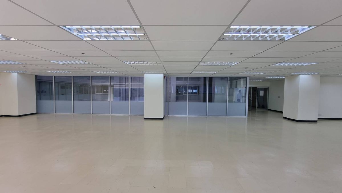 For RentOfficeSukhumvit, Asoke, Thonglor : BTS BTS BTS, 256 sq.m., 630 baht per meter, 8th floor, can enter the building 24 hours. Staff can use the fitness swimming pool  