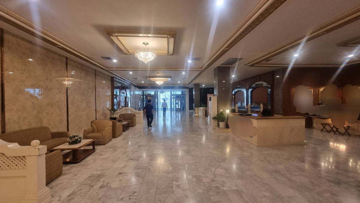 For RentRetail SpaceSukhumvit, Asoke, Thonglor : BTS Phrom Phong for rent 100 square meters in the hotel. Lobby area can be made. The glass room will receive all businesses such as Cafe Restaurant, beauty, school, spa shop  