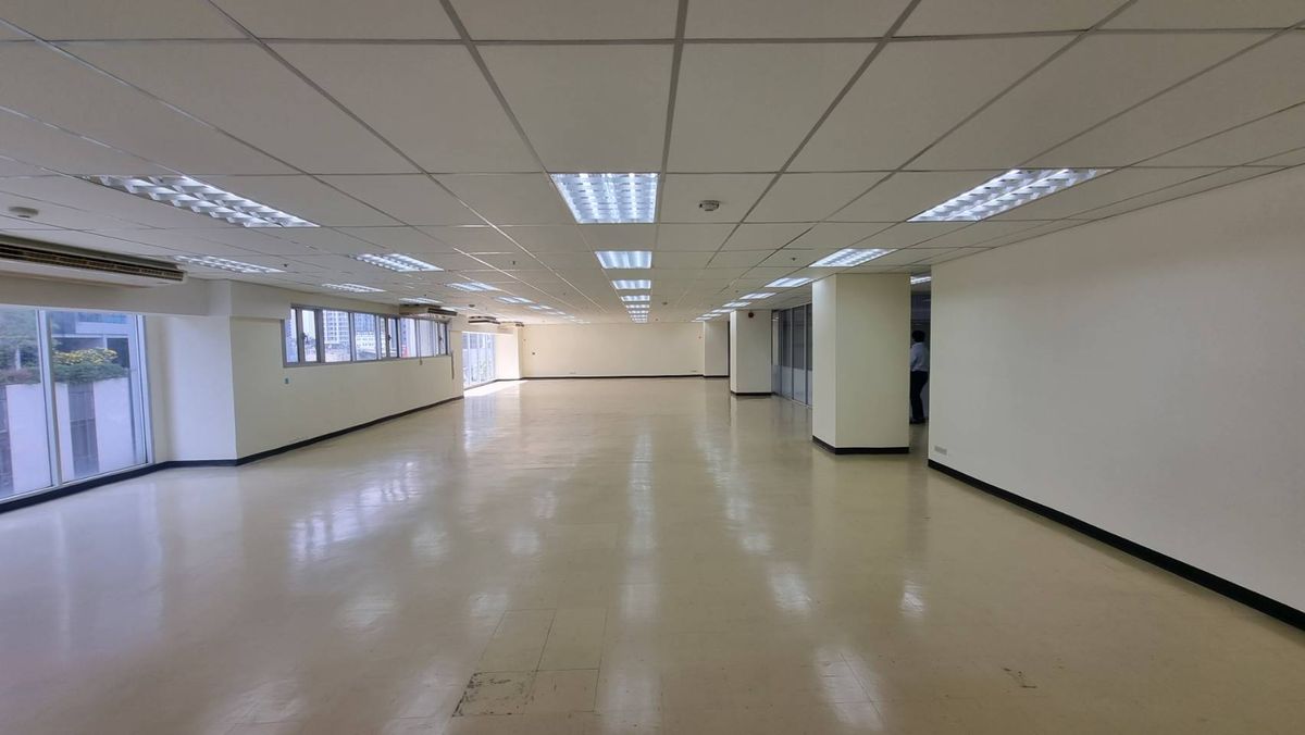 For RentOfficeSukhumvit, Asoke, Thonglor : BTS BTS BTS, 256 sq.m., 630 baht per meter, 8th floor, can enter the building 24 hours. Staff can use the fitness swimming pool  