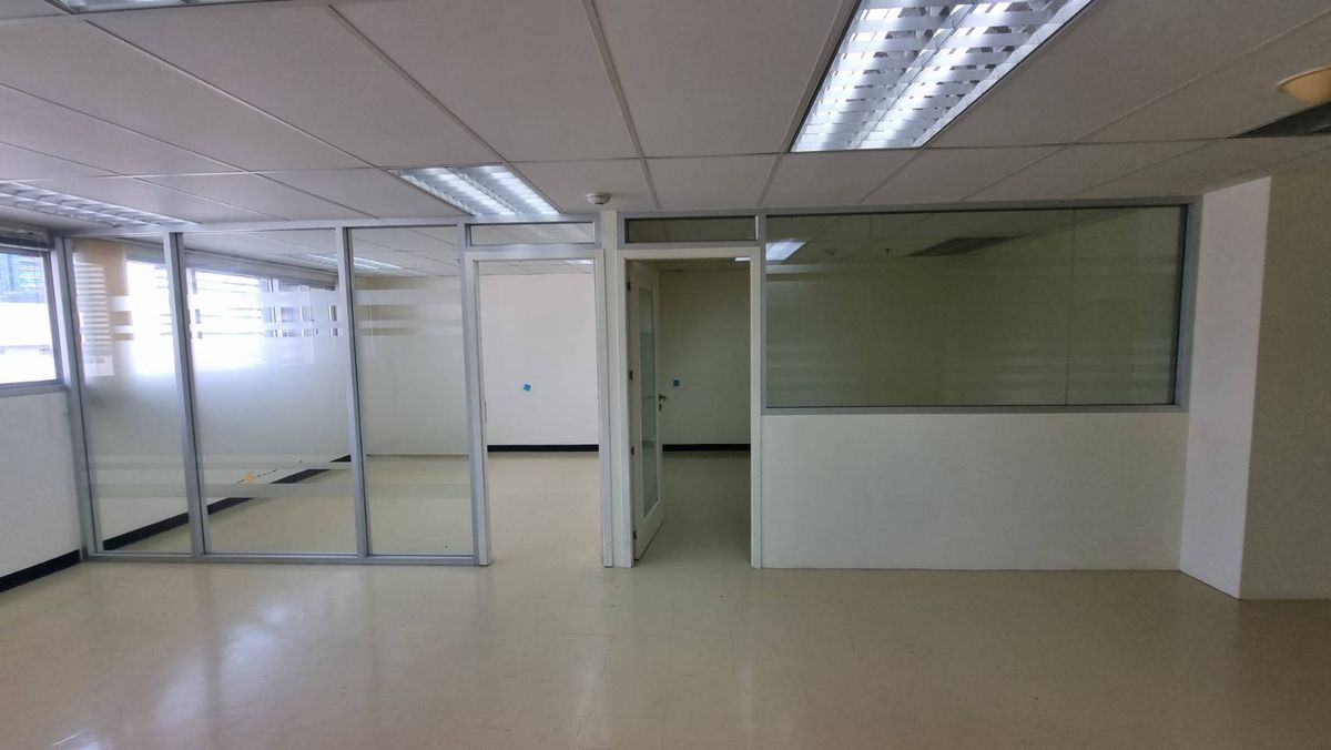 For RentOfficeSukhumvit, Asoke, Thonglor : For rent, BTS, Asoke, size 167 sq.m., price 480 baht per meter, 11th floor, can enter the building 24 hours. Staff can use the fitness swimming pool  