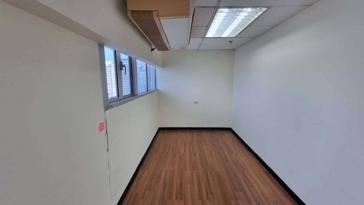 For RentOfficeSukhumvit, Asoke, Thonglor : BTS BTS Ashok Office, Size 91 sq.m., price 540 baht per meter, 20th floor, can enter the building 24 hours. The staff can use the fitness swimming pool  