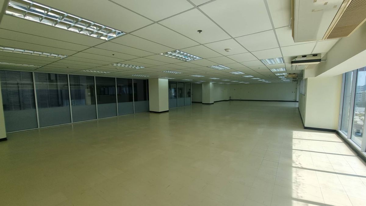 For RentOfficeSukhumvit, Asoke, Thonglor : BTS BTS BTS, 256 sq.m., 630 baht per meter, 8th floor, can enter the building 24 hours. Staff can use the fitness swimming pool  