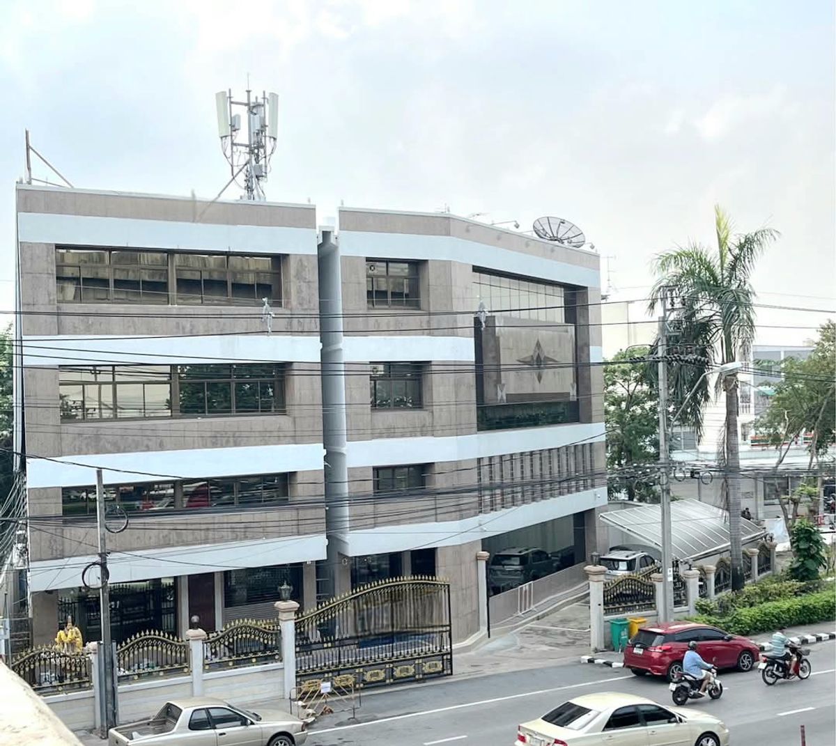 For RentOfficePinklao, Charansanitwong : Rental office building next to Boromarajonani Road (Beside Taling Chan Police Station)