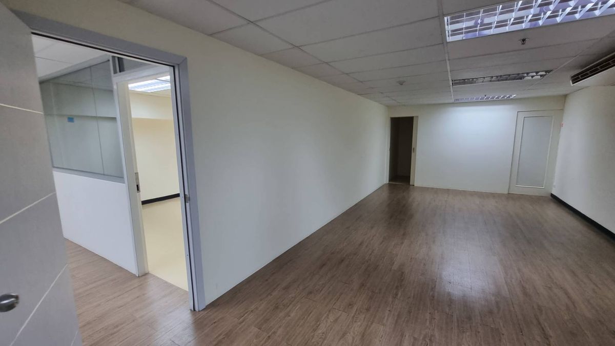 For RentOfficeSukhumvit, Asoke, Thonglor : For rent, BTS, Asoke, size 167 sq.m., price 480 baht per meter, 11th floor, can enter the building 24 hours. Staff can use the fitness swimming pool  