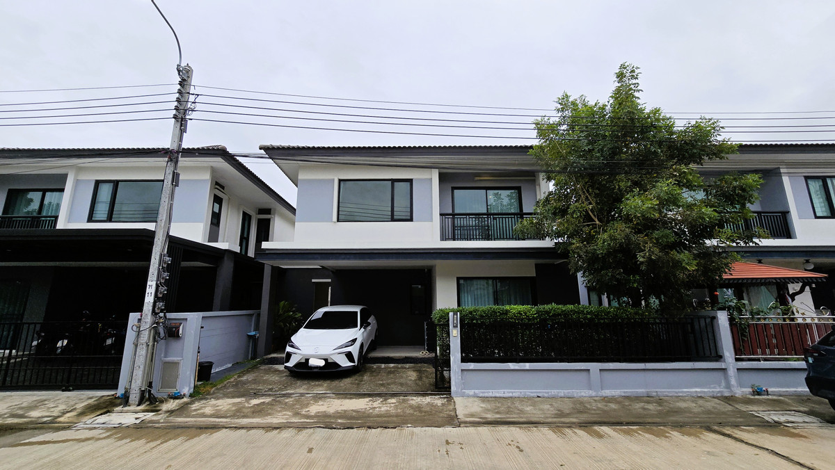 ขายบ้านสมุทรปราการ สำโรง : บ้านสไตล์อังกฤษเรียบหรู พร้อมสังคมคุณภาพ โครงการ บริทาเนีย บางนา-สุวรรณภูมิ กม.26 หมู่บ้านหรู แต่งครบ ตอบโจทย์ทุกไลฟ์สไตล์ ทำเลบางนาสุวรรณภูมิบางพลีบางบ่อ