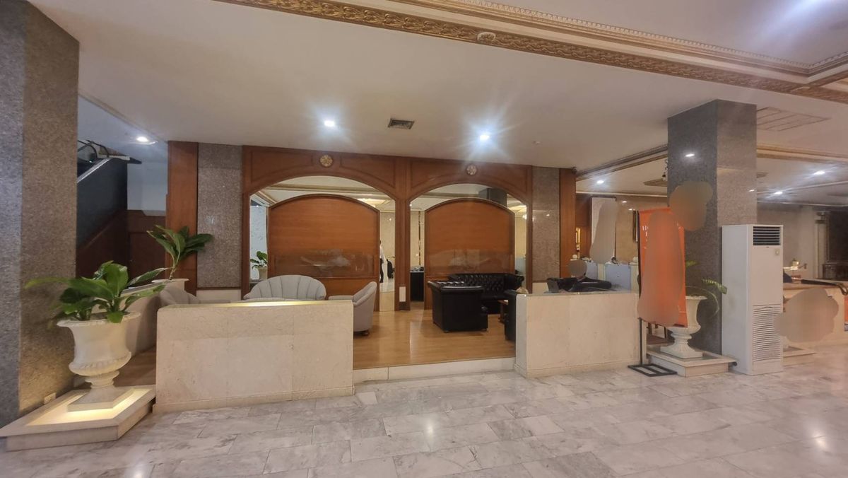 For RentRetail SpaceSukhumvit, Asoke, Thonglor : BTS Phrom Phong for rent 100 square meters in the hotel. Lobby area can be made. The glass room will receive all businesses such as Cafe Restaurant, beauty, school, spa shop  