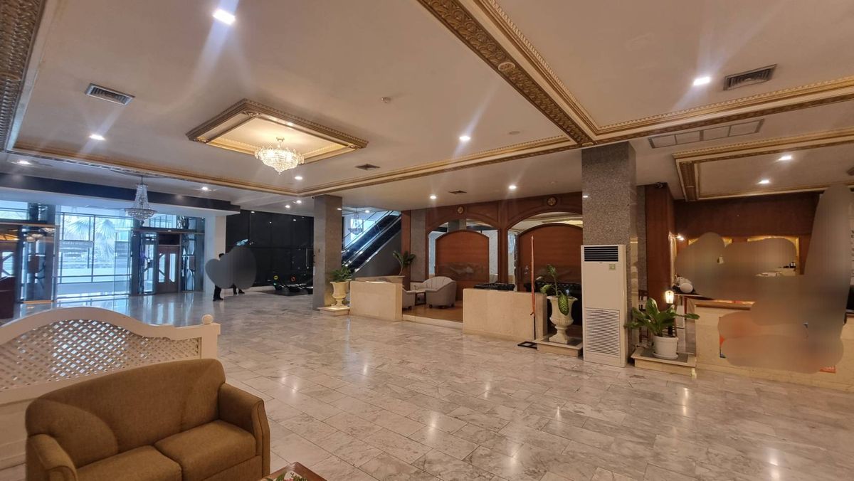 For RentRetail SpaceSukhumvit, Asoke, Thonglor : BTS Phrom Phong for rent in the hotel of 200 sq.m. or only 100 square meters. Can make a shop The glass room will receive all businesses such as Cafe Restaurant, beauty, school, spa shop  