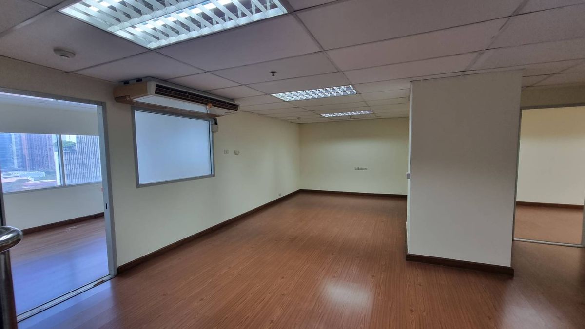 For RentOfficeSukhumvit, Asoke, Thonglor : BTS BTS Ashok Office, Size 91 sq.m., price 540 baht per meter, 20th floor, can enter the building 24 hours. The staff can use the fitness swimming pool  