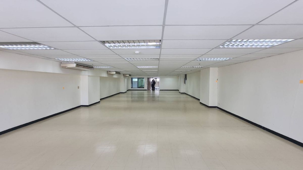 For RentOfficeSukhumvit, Asoke, Thonglor : BTS Asoke Office for rent, size 165.85 sq.m., price 665 baht per meter, 10th floor, can enter the building 24 hours. The staff can use the fitness swimming pool 
 
