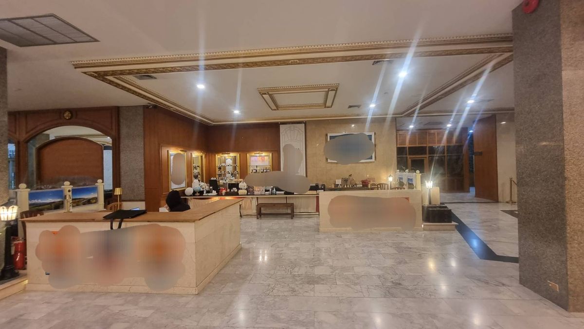 For RentRetail SpaceSukhumvit, Asoke, Thonglor : BTS Phrom Phong for rent in the hotel of 200 sq.m. or only 100 square meters. Can make a shop The glass room will receive all businesses such as Cafe Restaurant, beauty, school, spa shop  