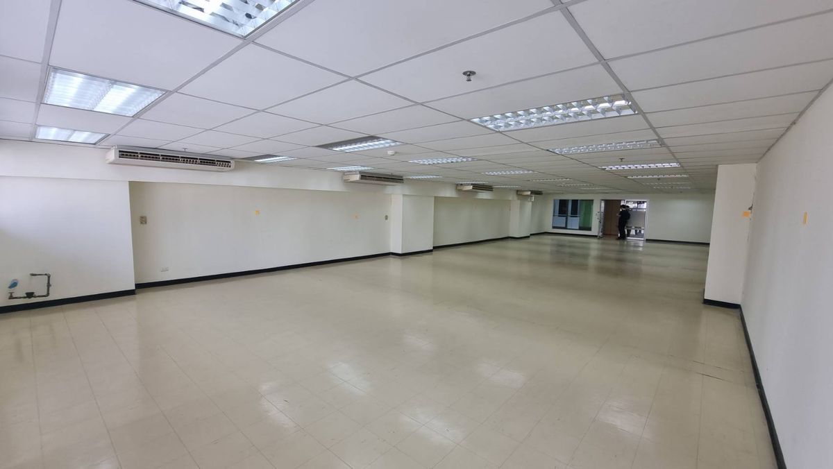 For RentOfficeSukhumvit, Asoke, Thonglor : BTS Asoke Office for rent, size 165.85 sq.m., price 665 baht per meter, 10th floor, can enter the building 24 hours. The staff can use the fitness swimming pool  