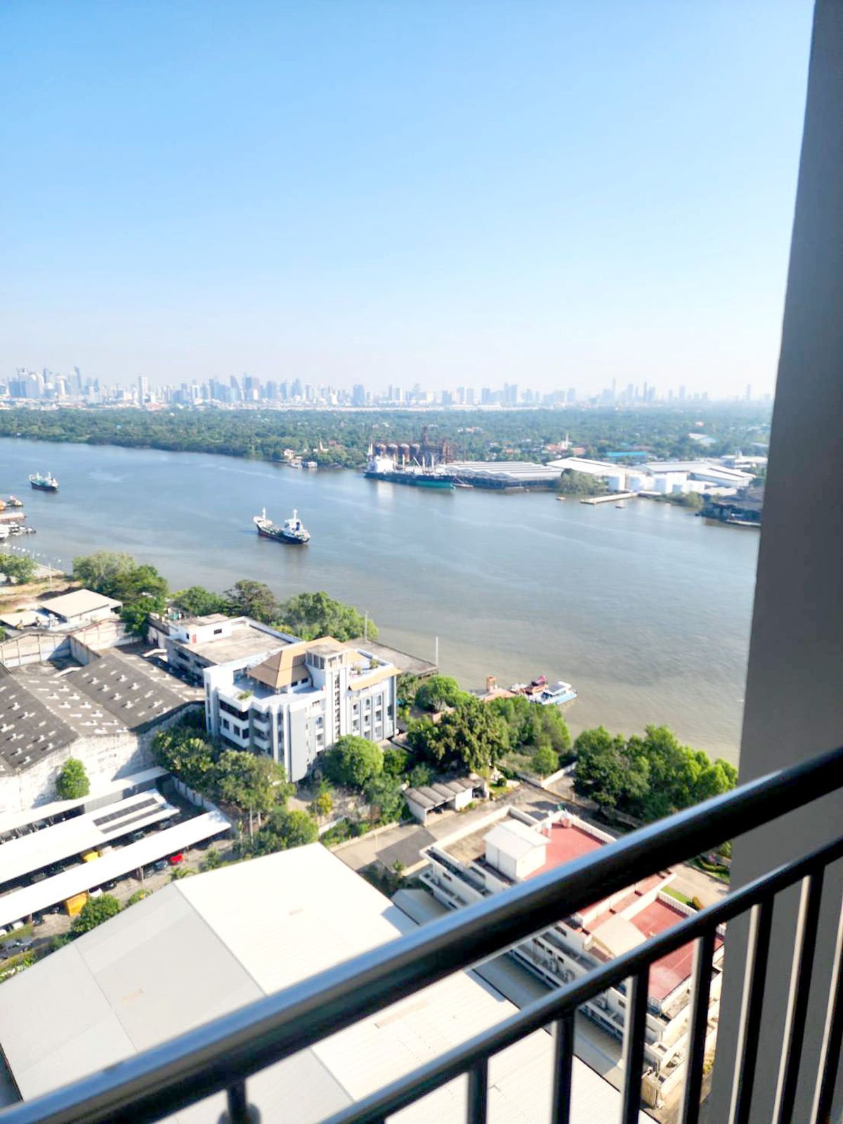 For SaleCondoRama3 (Riverside),Satupadit : Condo, river view, special price! With the quality of the Lumpini Place Narathiwat quality project, Rama 3, the Doctor Dee looks from the balcony to see the view of the water, cut the building.