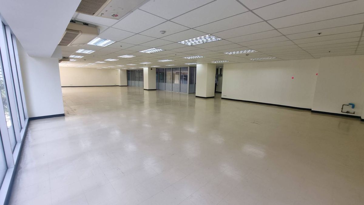 For RentOfficeSukhumvit, Asoke, Thonglor : BTS BTS BTS, 256 sq.m., 630 baht per meter, 8th floor, can enter the building 24 hours. Staff can use the fitness swimming pool  