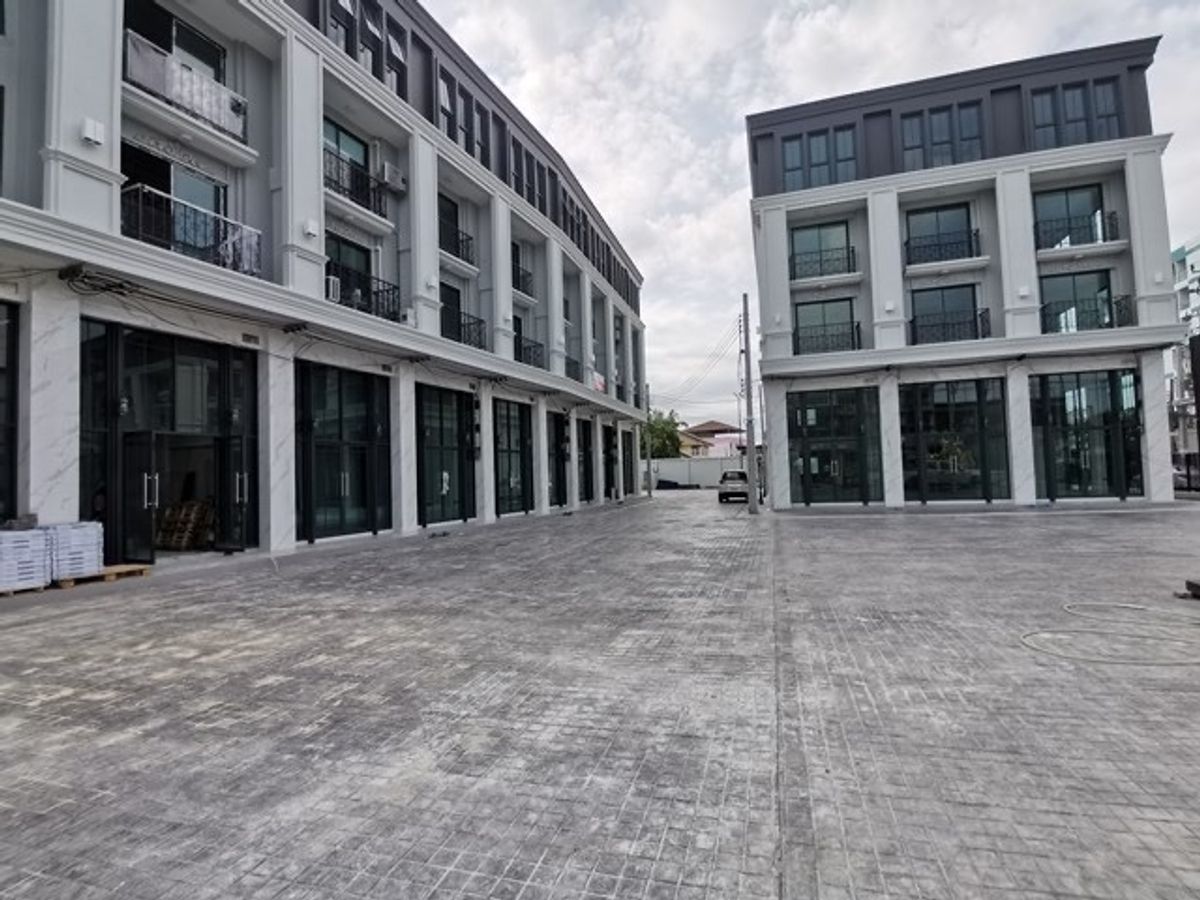For SaleShop HousePattanakan, Srinakarin : The Commercial Building The Master Onnut 2 /4 floors (selling with tenants), Commercial Building The Master Onnut 2 /4-Storey (Sale with Tenant) DK035