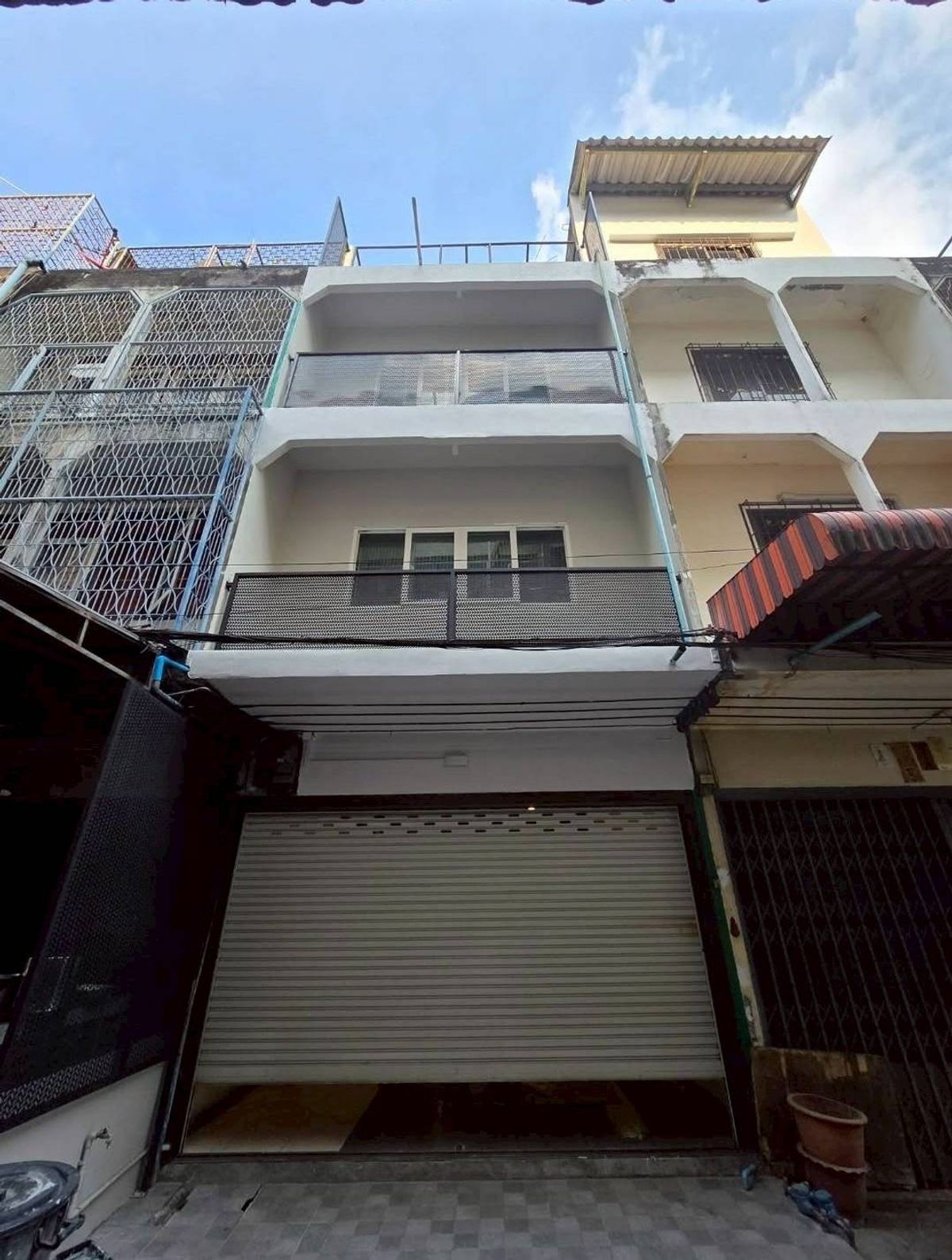 For RentHome OfficeRatchadapisek, Huaikwang, Suttisan : Rent a commercial building, Huai Khwang Din Daeng, Rama 9, the most bang.