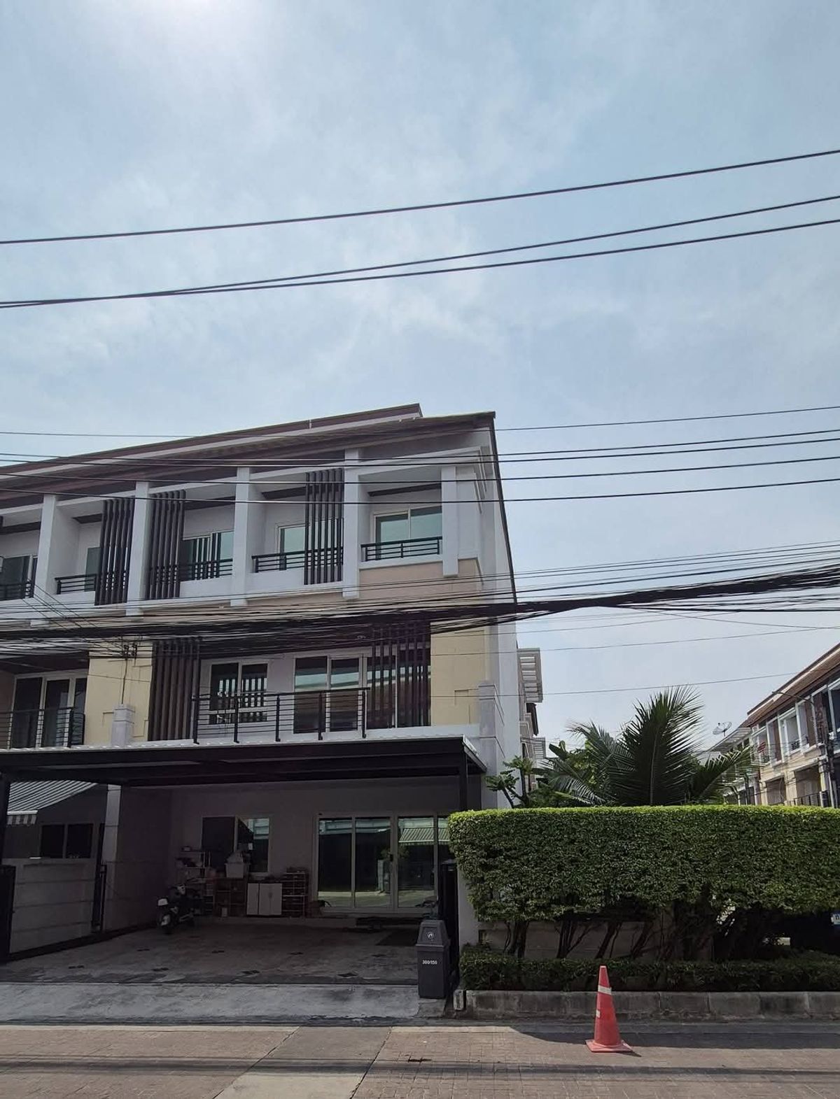 For RentTownhomeYothinpattana,CDC : Rent a house in the middle of the city of Erban, Rama 9-Ladprao 3, behind the corner of 47.8 sq.w., 3 bedrooms