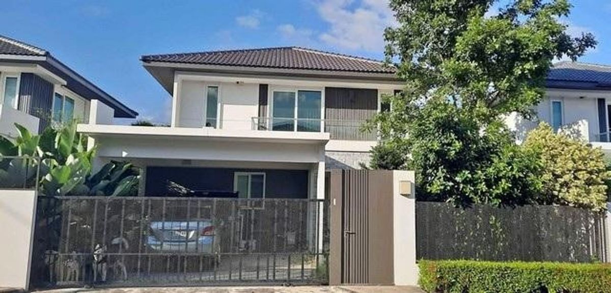 For RentTownhomePattanakan, Srinakarin : Rent a townhome 3 Ban Klang Mueang Rama 9 Project - Wong Ring, near Wellington College, near ARL, Ban Thap Chang, MRT, Sri Sri Sri Sriday, Krungthep Krungkhrabang, Lat Krabang, Ramkhamhaeng *** Receive a small animal not accepting dogs.