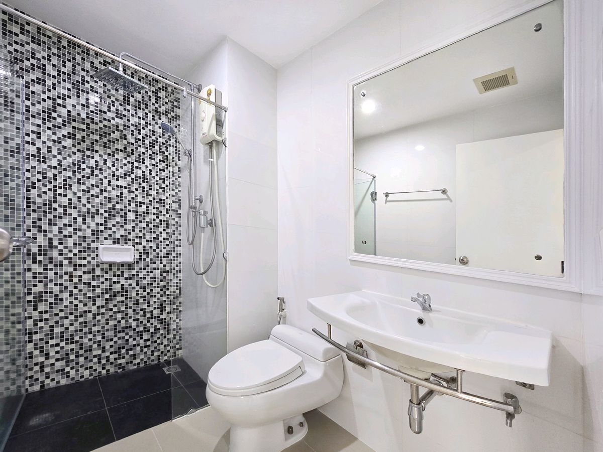 For SaleCondoRatchadapisek, Huaikwang, Suttisan : ✨️ Stay at Ratchada is chic! Modern city life near the train surrounded by a complete lifestyle! Must be here! 👉 Metro Sky Ratchada) ✨️