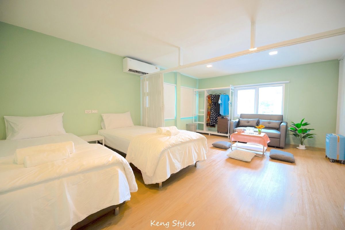 ให้เช่าคอนโดพระราม 3 สาธุประดิษฐ์ : Serviced Residence: Deluxe Modern Style Room with A Balcony 