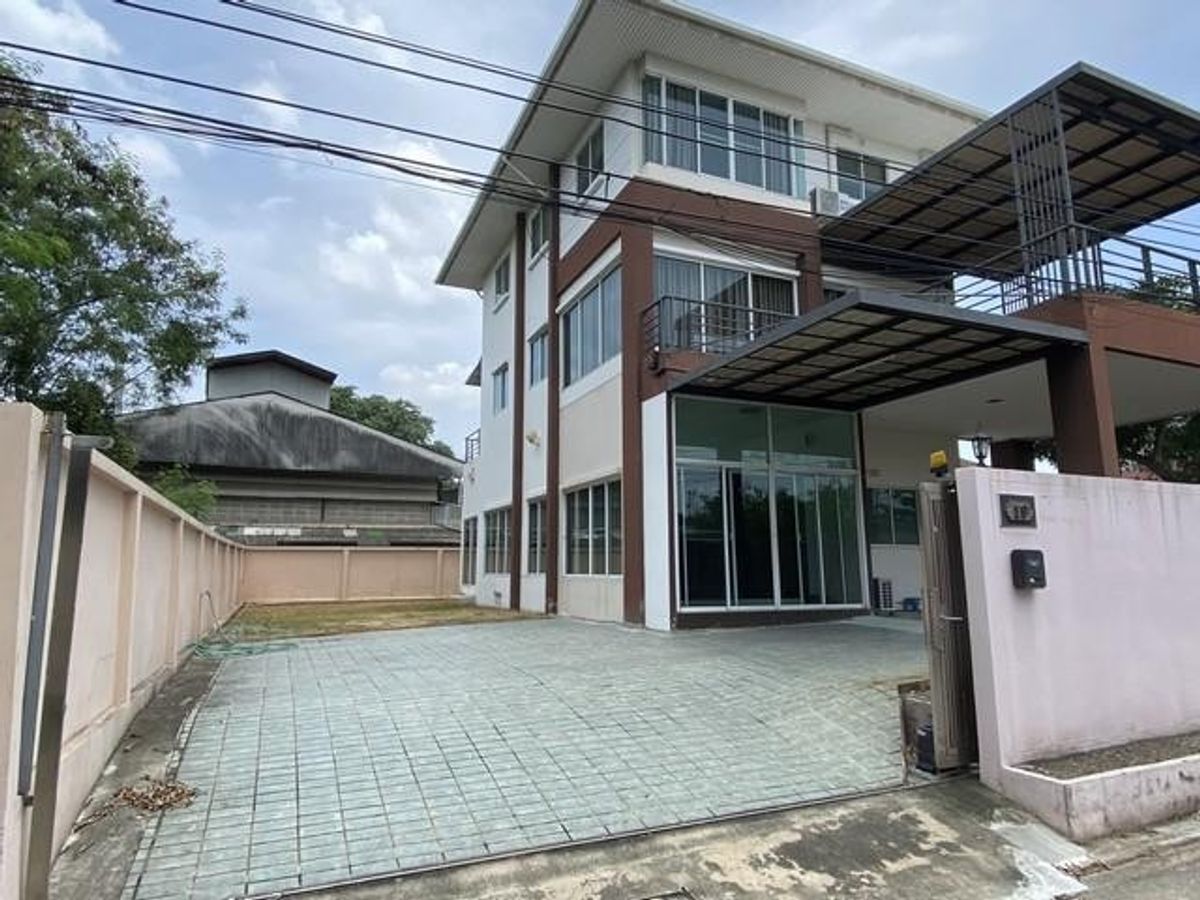 For RentHouseLadprao, Central Ladprao : Rent a detached house, Sutthisan Ladprao 48, near MRT, MRT Sutthisan, suitable for home office Sorwattana Niwet Samsen Nok Subdistrict, Huai Khwang District