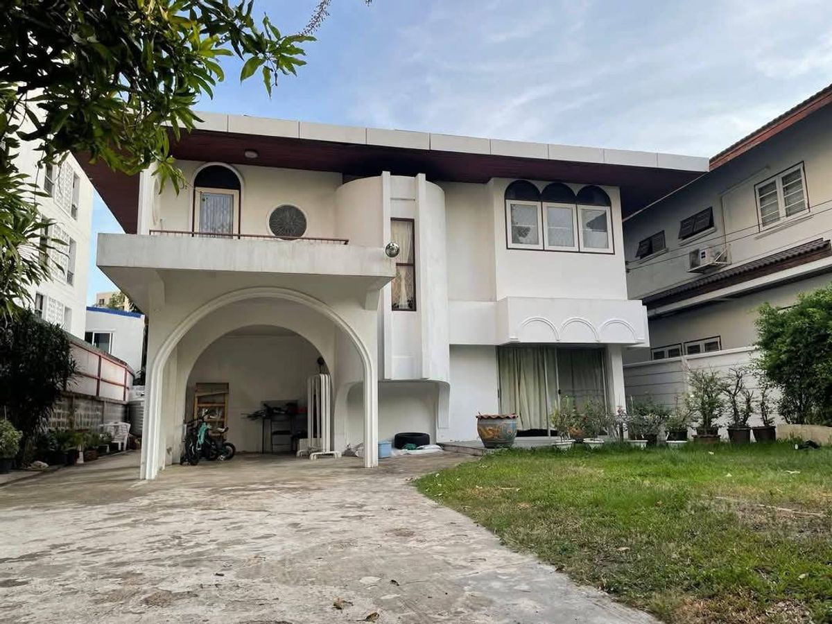 For RentHouseRatchadapisek, Huaikwang, Suttisan : Near MRT Sutthisan (400m walk!) Company Registration Allowed