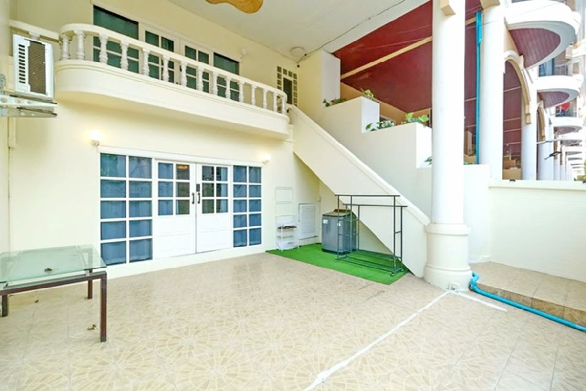 For RentTownhomeNana, North Nana,Sukhumvit13, Soi Nana : BTS Thonglor 21-27 EmQuartier 1 km. Rent a 5-6 luxury townhome. 5-6 Dong Ki Mall 1 km. 5 Water 400 sq.m. 45 sq.m.
