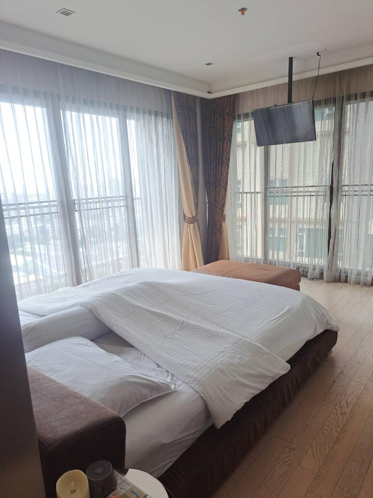 ให้เช่าคอนโดสุขุมวิท อโศก ทองหล่อ : 03/04/2026, Noble Solo 2 Bed 2 Bath 100 sqm พร้อมเข้าอยู่ ใจกลางทองหล่อ 
เช่าเพียง 45,000 บาท/เดือน ใกล้ BTS เดินทางสะดวก! 0642748883