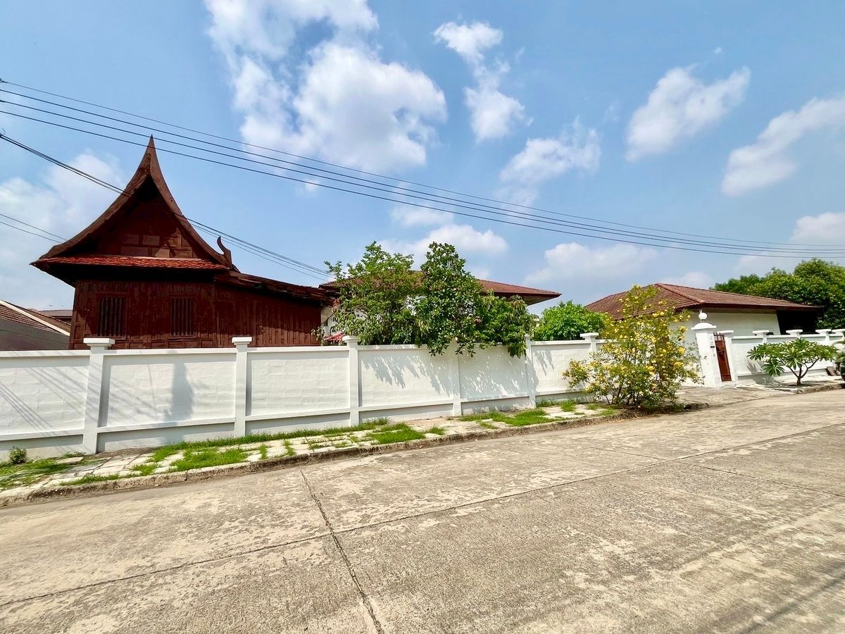 ขายบ้านปทุมธานี รังสิต ธรรมศาสตร์ : ขายบ้านเมืองเอก บ้านเดี่ยวหลังใหญ่ บนเนื้อที่ 324 ตรว. หลังบ้านติดริมน้ำ  ซอยเอกรัตน์ 6 ตำบลหลักหก อำเภอเมืองปทุมธานี จังหวัดปทุมธานี

