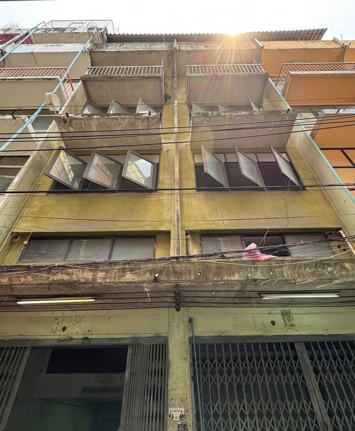 For SaleShop HouseYaowarat, Banglamphu : Urgent sale! 2 commercial buildings, locations, markets - Yaowarat - Hua Lamphong. Interested in Atline.@841QLNR