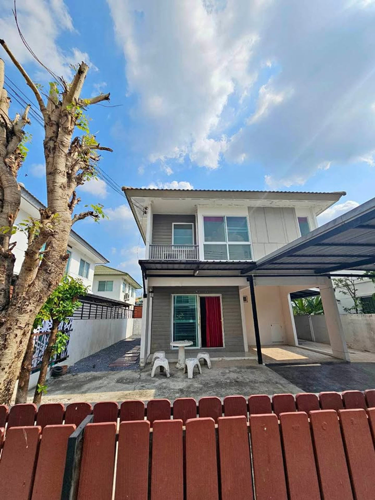For RentHousePathum Thani,Rangsit, Thammasat : 2-story detached house for rent, spacious living space. Near Wat Khian Khet School, near BG Stadium, near Dream World.