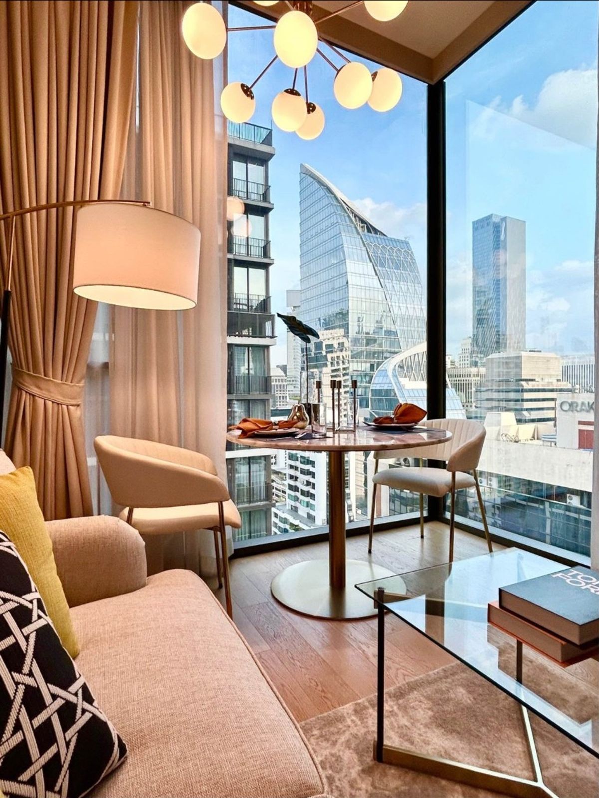 For RentCondoWitthayu, Chidlom, Langsuan, Ploenchit : ♦ Luxury Urban Oasis Skyline ♦ 15+ floor, 44 sq.m., 1 bed | Fully furnished, The room is located to the east. | Condo near Central Chidlom 210 m., BTS Chidlom 400 m.