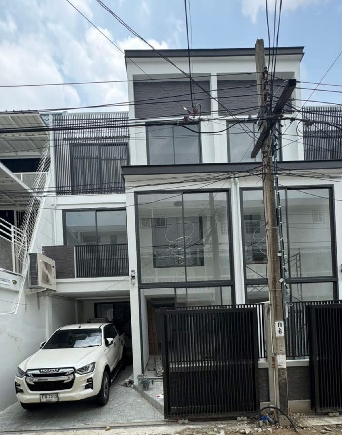 ทาวน์โฮมสุขุมวิท อโศก ทองหล่อ : For Sale or Rent : Freshly Renovated Townhome / Townhouse Soi Ekamai 22 Sukhumvit 63 Khlongton-Nuea Wattana Bangkok 10110