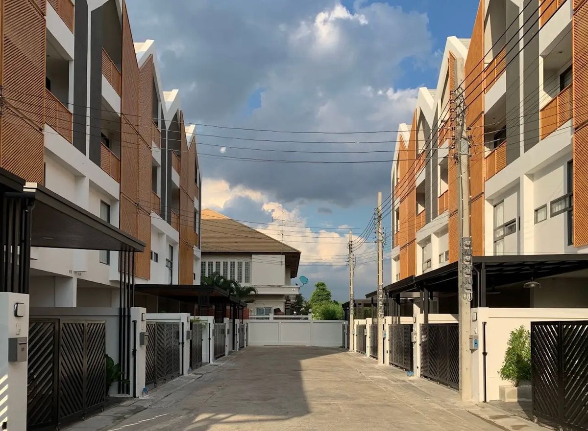 For RentTownhomeChokchai 4, Ladprao 71, Ladprao 48, : House for rent, townhome-4-story townhouse, very good price (0956568924)