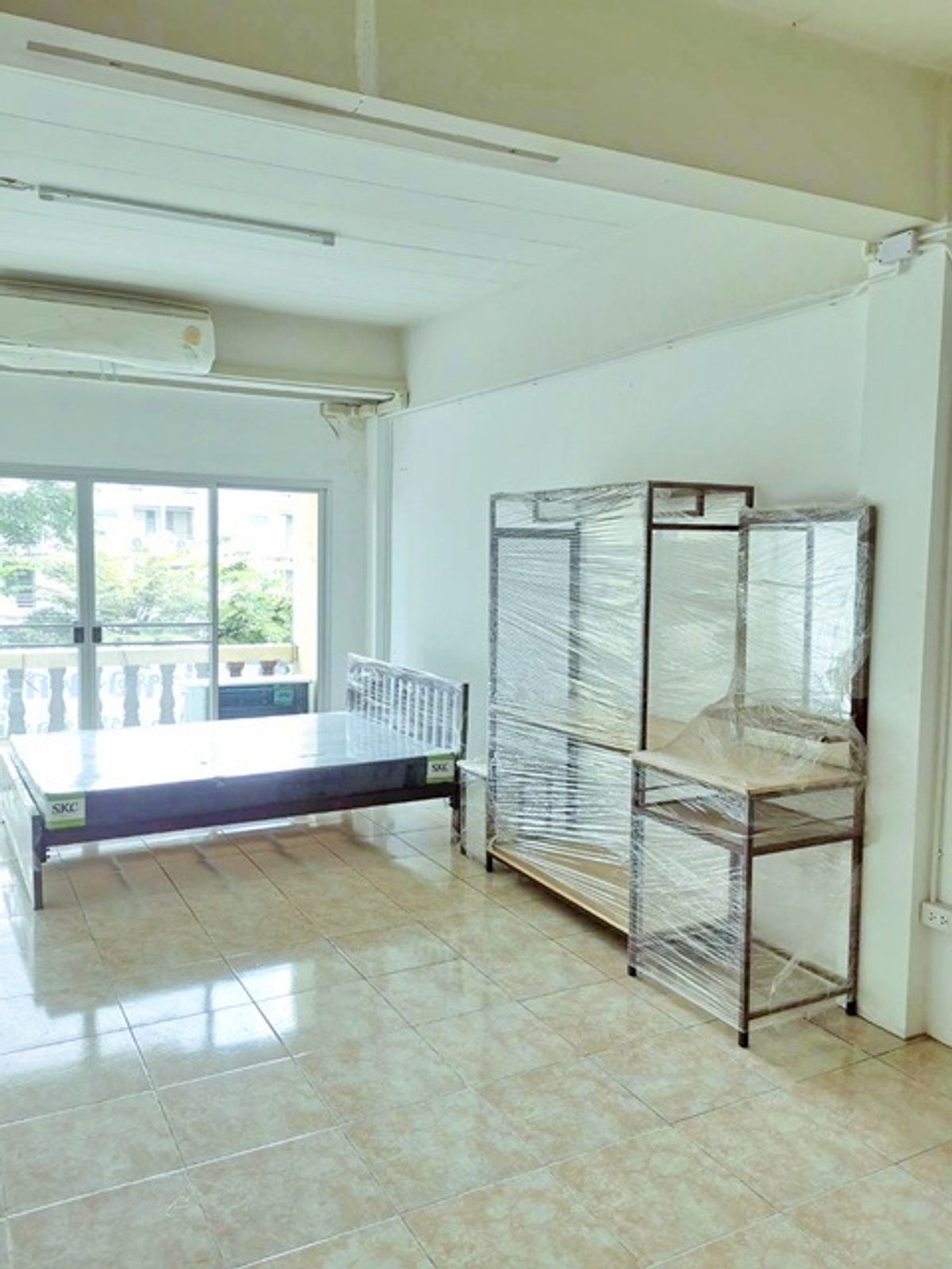 For RentShop HouseKaset Nawamin,Ladplakao : Building 4.5 floors, Big G restaurant, Landus 900 meters, MRT Lat Pla Khao 150 M. 329 sq.m. 19 sq.m. 3-4 sleep 4 water Soi Ram Inthra 17-25