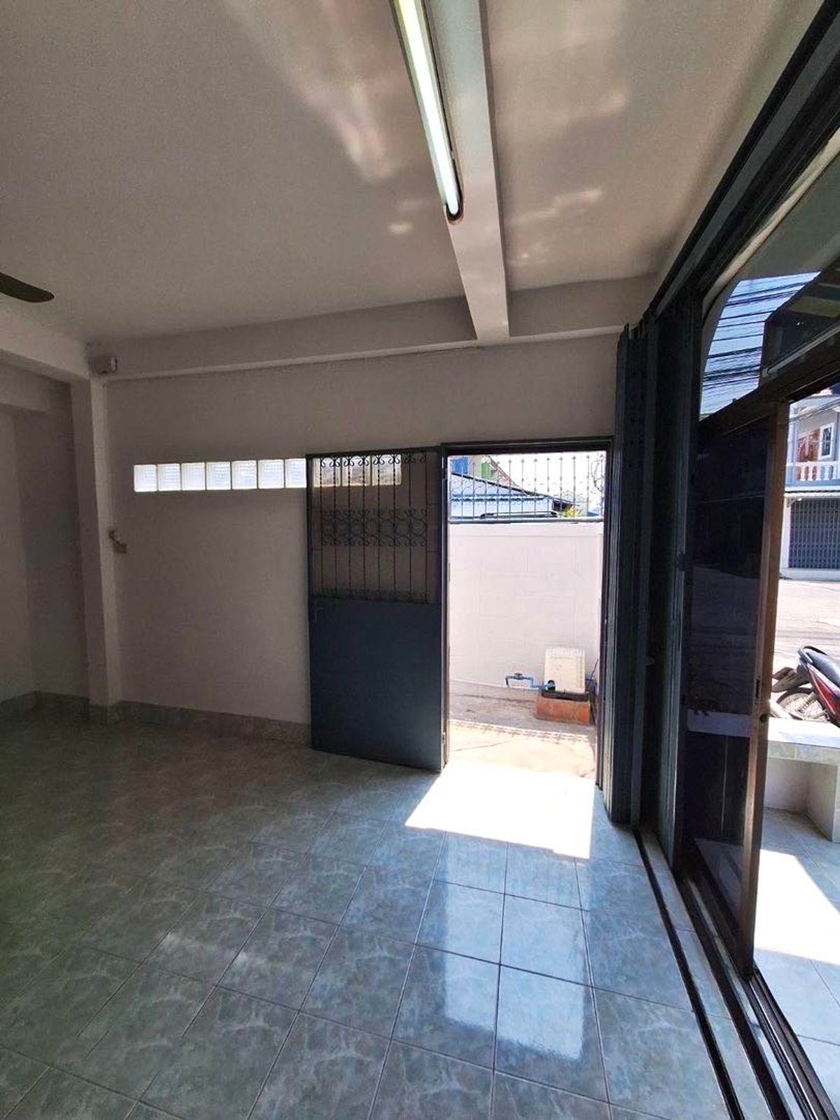 ขายทาวน์โฮมพระราม 2 บางขุนเทียน : ทาวน์เฮ้าส์ ริมถนน พระราม2 หลัง รพ.บางมด สินทวี วิลล่า, กรุงเทพ