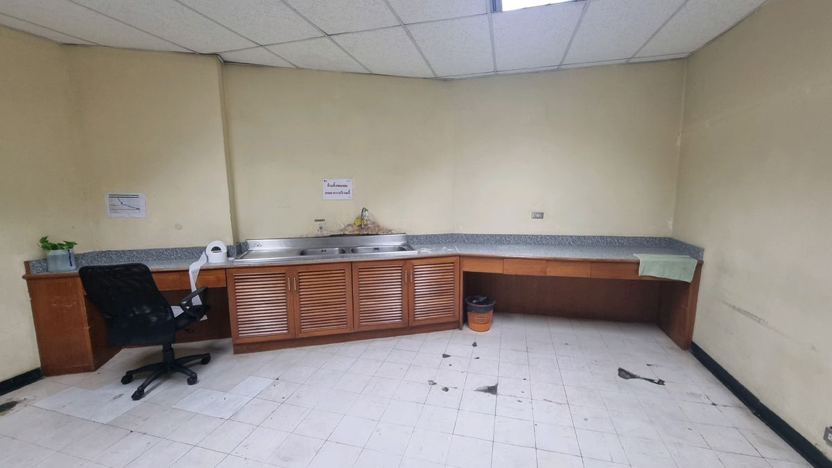 ให้เช่าสำนักงานนานา : Bts นานา ให้เช่าออฟฟิศ 116 ตร.ม. พื้นที่เปล่า ตกแต่งได้ตามใจชอบ