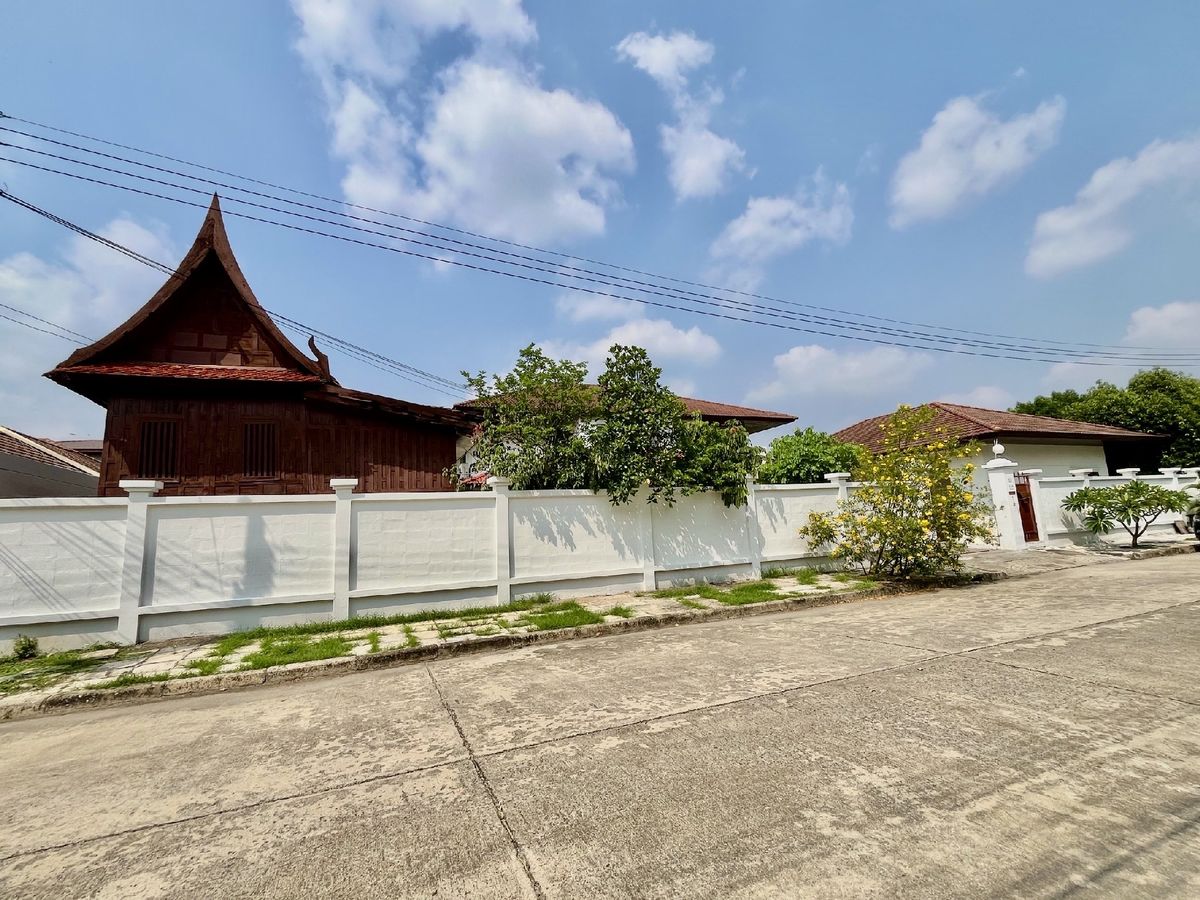 For SaleHousePathum Thani,Rangsit, Thammasat : House for sale Muang Ek Village, big house, good condition, area of 324 sq.w., behind the house next to the waterfront, Soi Ekarat 6, Lak Hok Subdistrict, Mueang Pathum Thani District Pathum Thani Province