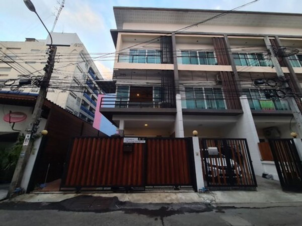 ขายทาวน์โฮมลาดพร้าว101 แฮปปี้แลนด์ : ขายทาวน์โฮม 3 ชั้น หลังมุม  ซ.ลาดพร้าว 110 แยก 1 เนื้อที่ 24.8 ตร.ว.