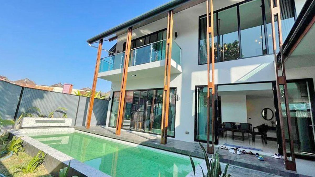 For RentHouseChiang Mai : Beautiful house with private pool Rent 95,000 baht per month. Can walk to Lin Plaza No.2H079