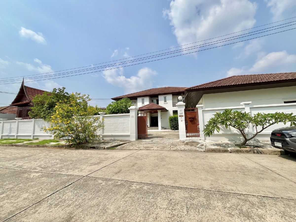 ขายบ้านปทุมธานี รังสิต ธรรมศาสตร์ : ขายบ้านเมืองเอก บ้านเดี่ยวหลังใหญ่ บนเนื้อที่ 324 ตรว. หลังบ้านติดริมน้ำ  ซอยเอกรัตน์ 6 ตำบลหลักหก อำเภอเมืองปทุมธานี จังหวัดปทุมธานี
