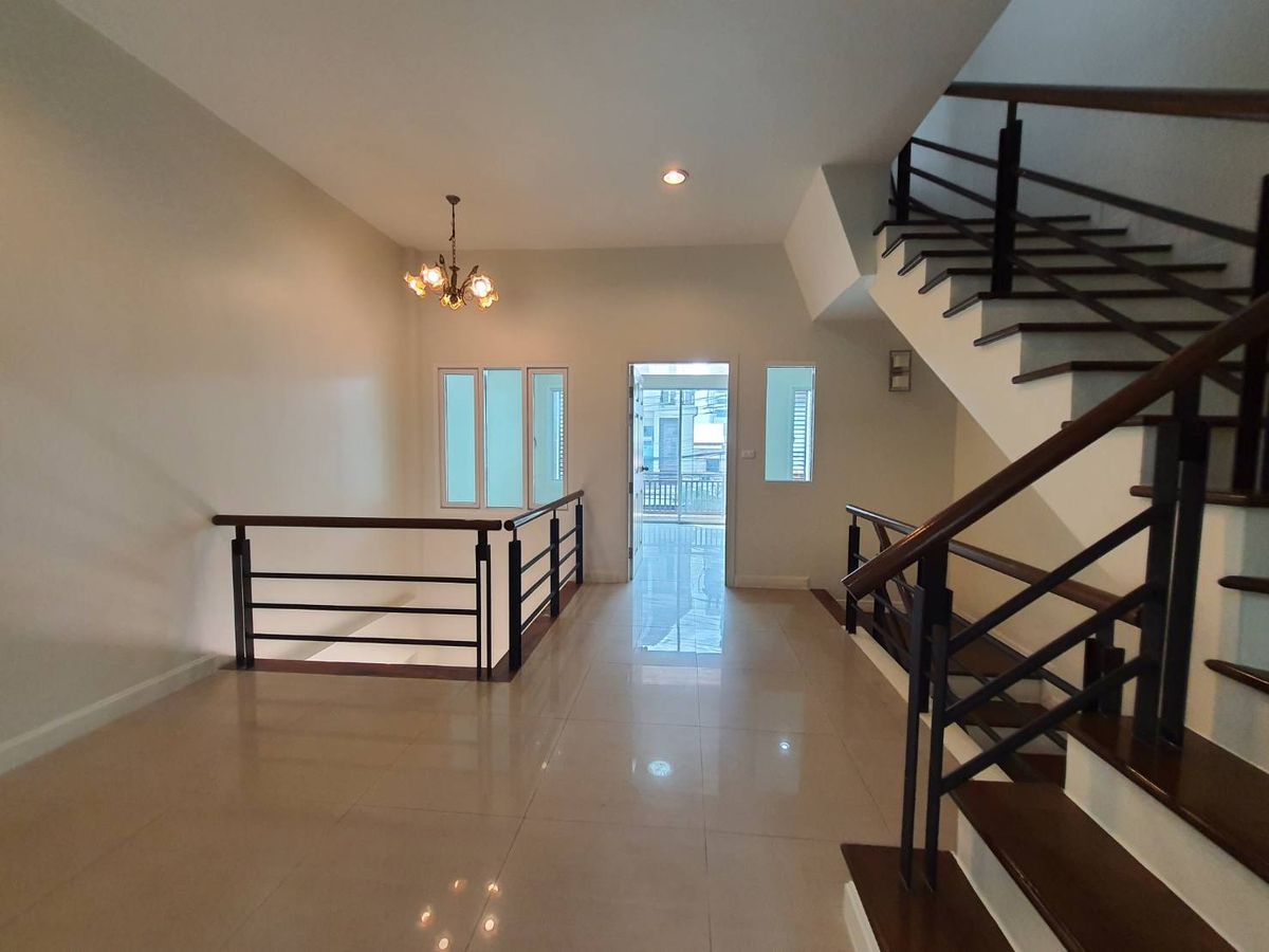 For RentHome OfficeKaset Nawamin,Ladplakao : Home office for rent, 4-storey, 6 bedrooms, in the Premium Place Ekamai-Ramintra project (No earthquake effect) 租商住两用房 , 地段极佳，生活与办公兼顾. Premium Place社区内  4 层独栋  6 间卧室.