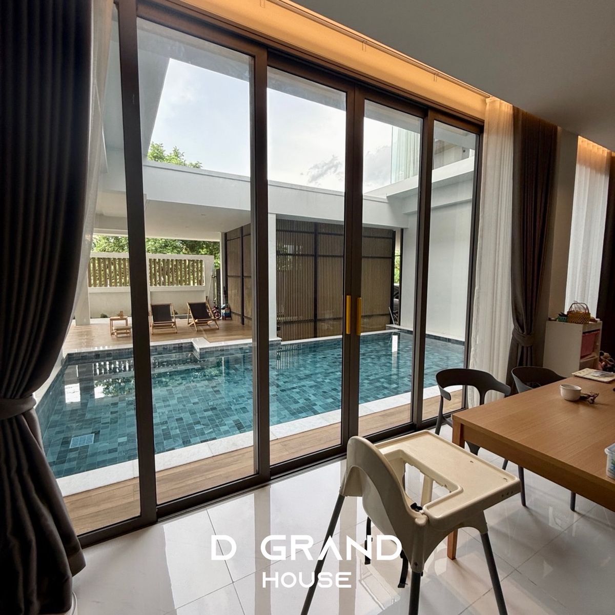 ขายบ้านปิ่นเกล้า จรัญสนิทวงศ์ : ขายบ้านใหม่ สไตล์โมเดิร์น พร้อมลิฟต์ สระว่ายน้ำ & โซลาร์เซลล์ ติด Paseo Park กาญจนาฯ 