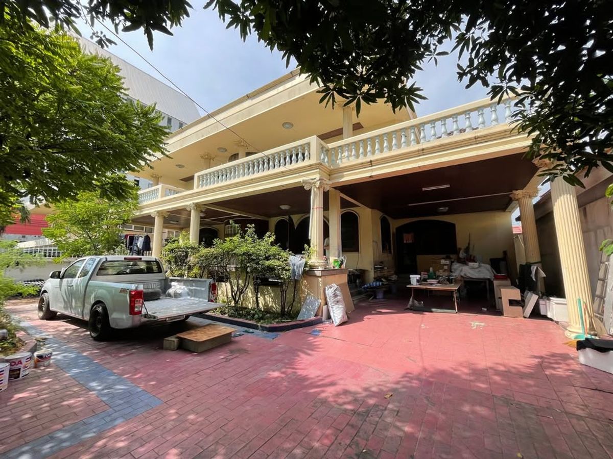 For SaleTownhomeSamut Prakan,Samrong : Golden Town Sukhumvit - Bearing BTS Station / 4 Bedrooms (Sale with Toppers), Golden Town Sukhumvit - Bearing Station / 4 Bedrooms (SALE with Tenant) Jet026