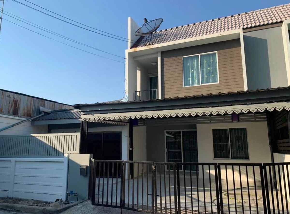 For RentTownhomeSamut Prakan,Samrong : Townhouse for rent, The Color Leecher, Bang Na Km 8, after the corner near Mega Bangna. Interested please contact 082-3223695.